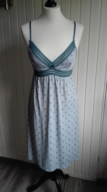 Süßes Nachtkleid mit Spitze