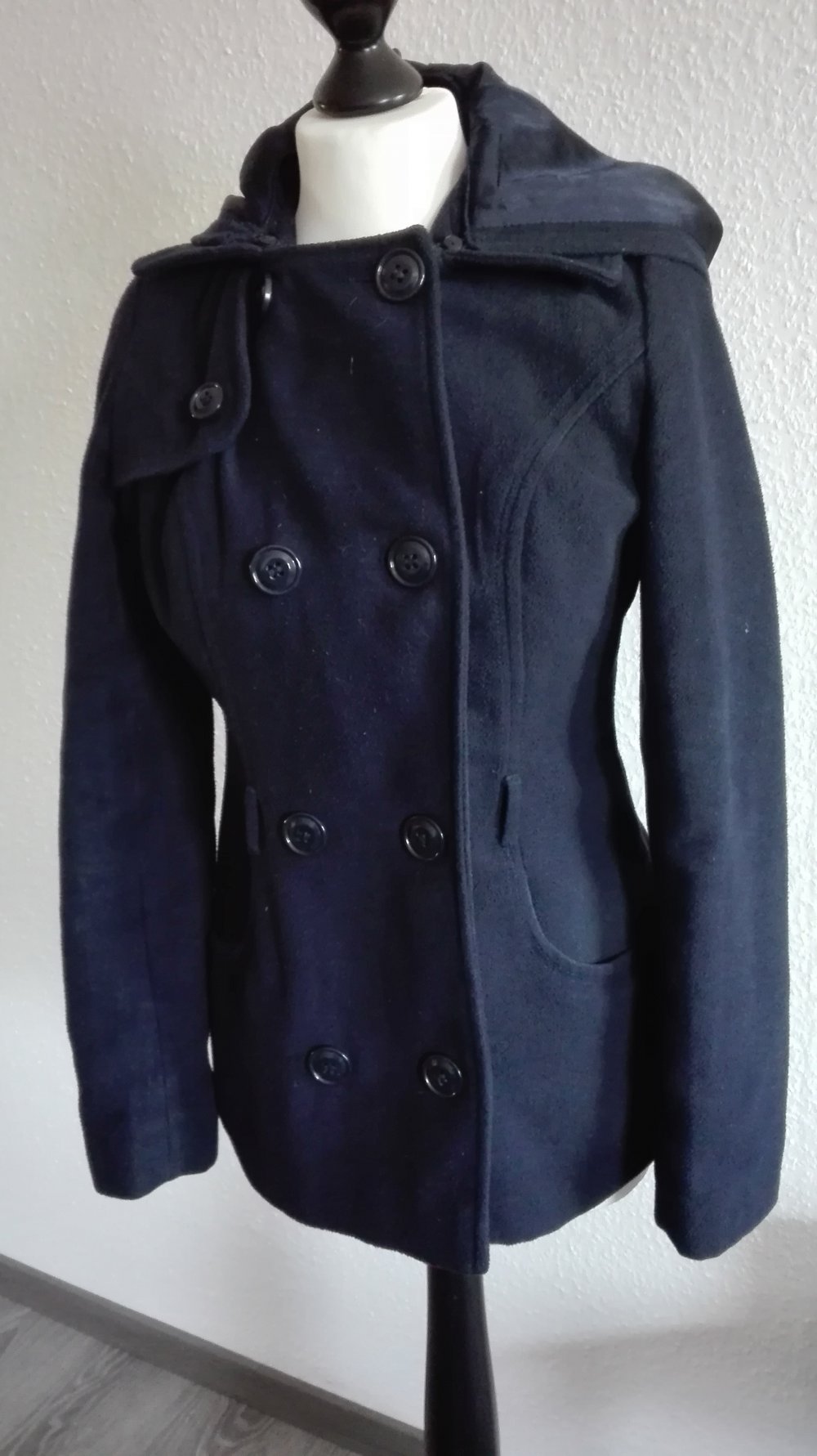 Dunkelblauer Mantel mit abnehmbare Kapuze