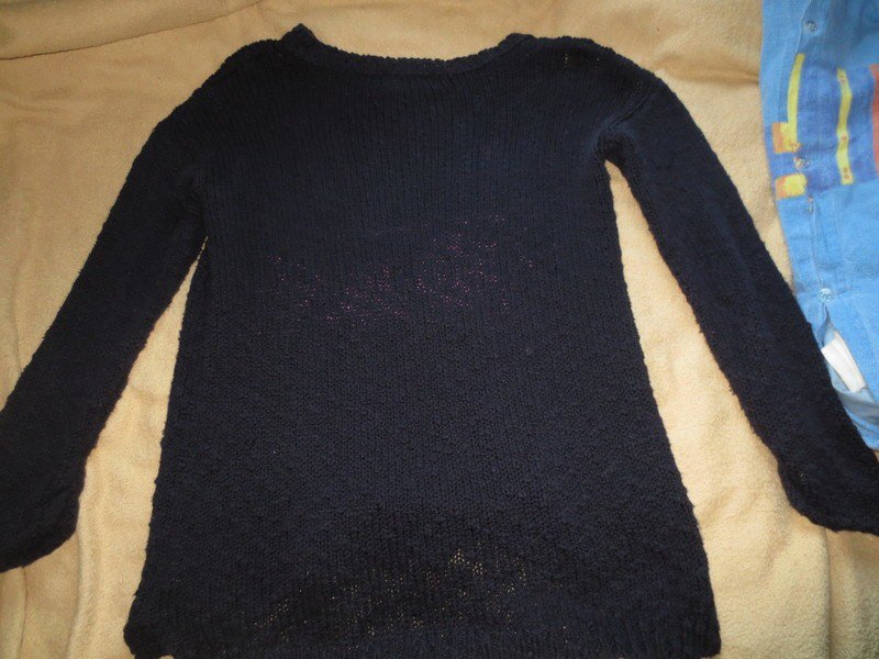 Dunkelblauer Strickpullover mit Pinker Brille