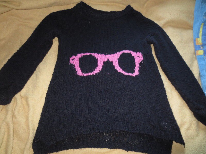 Dunkelblauer Strickpullover mit Pinker Brille