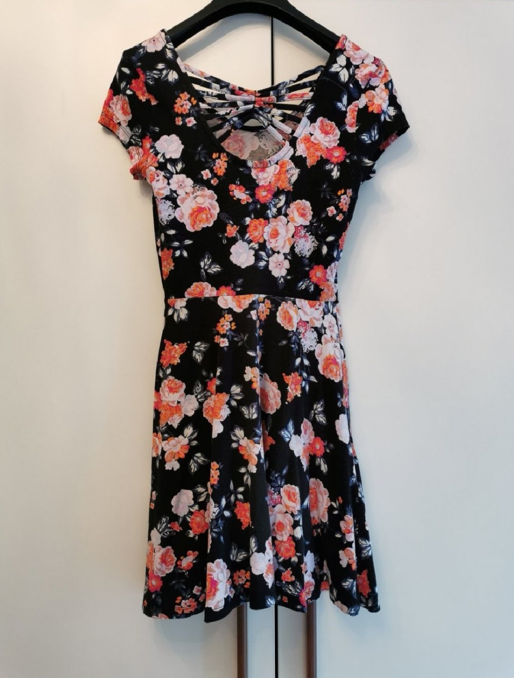 Wunderschönes Blumenkleid mit Rückenausschnitt