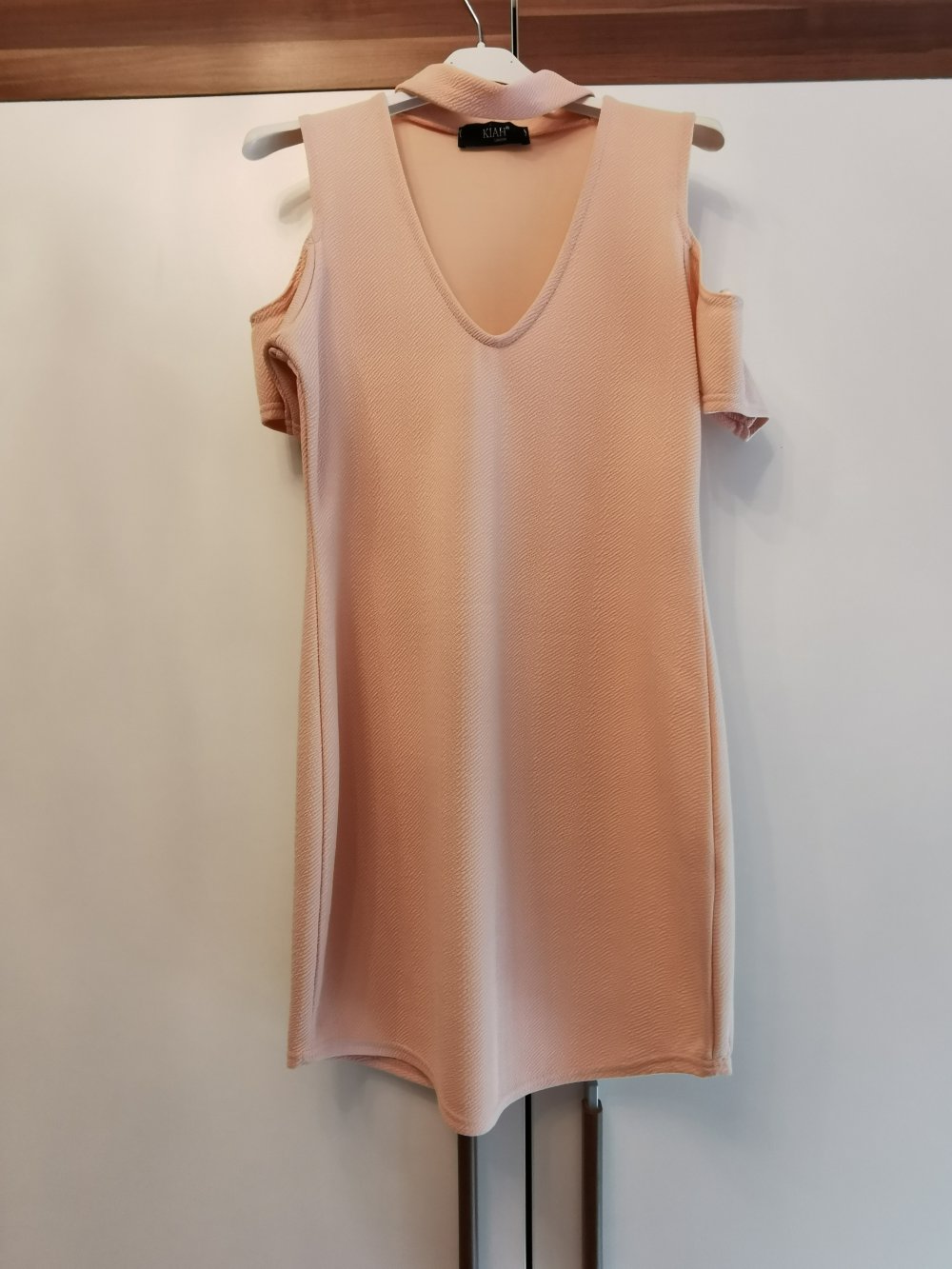 Schönes, schulterfreies Kleid in Rosa