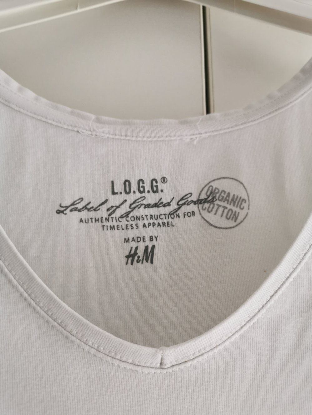 Weißes Basic-Top mit V-Ausschnitt von H&M