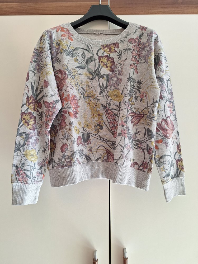 Schöner Pulli mit Blumenmuster