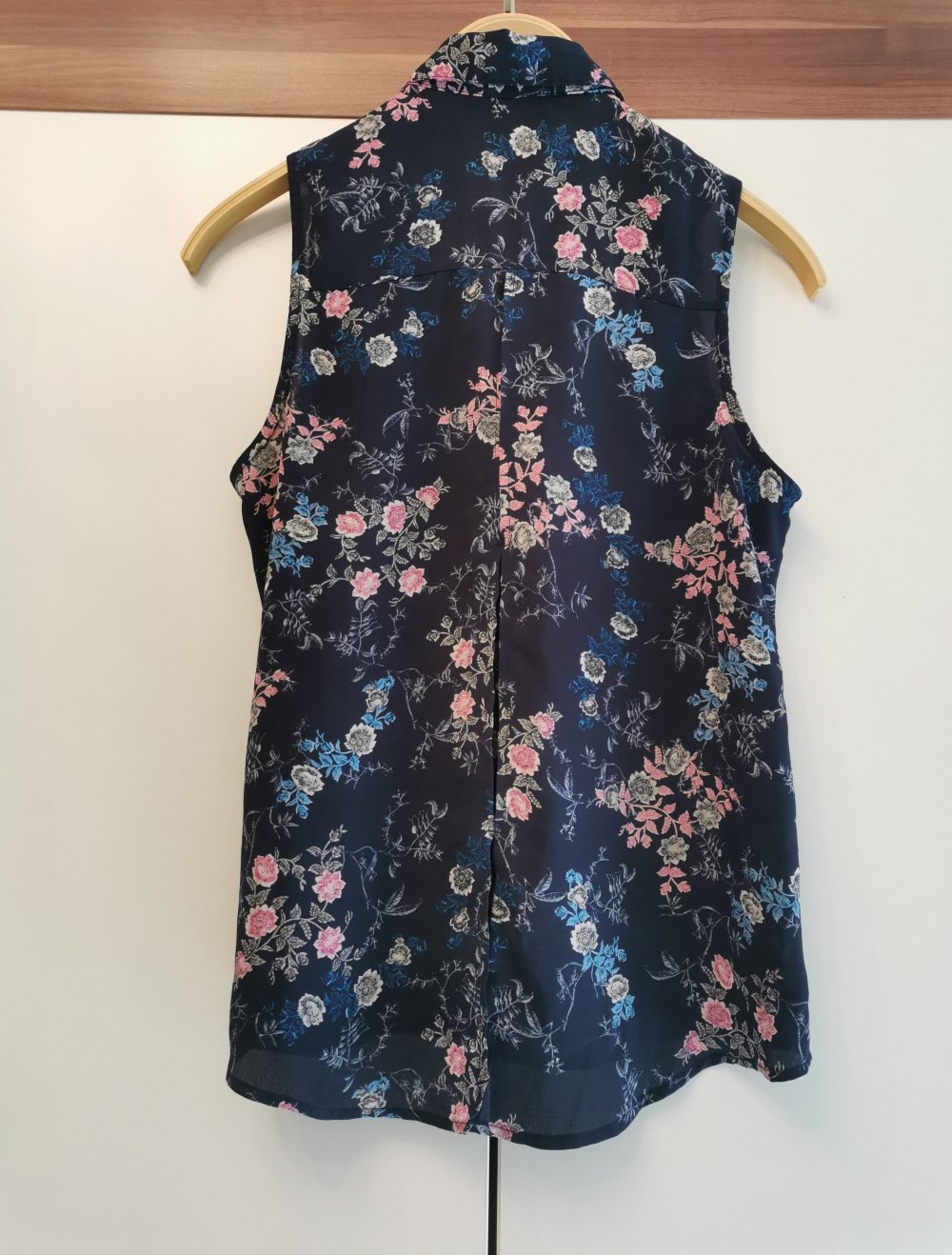 Schöne Bluse mit Blumenmuster