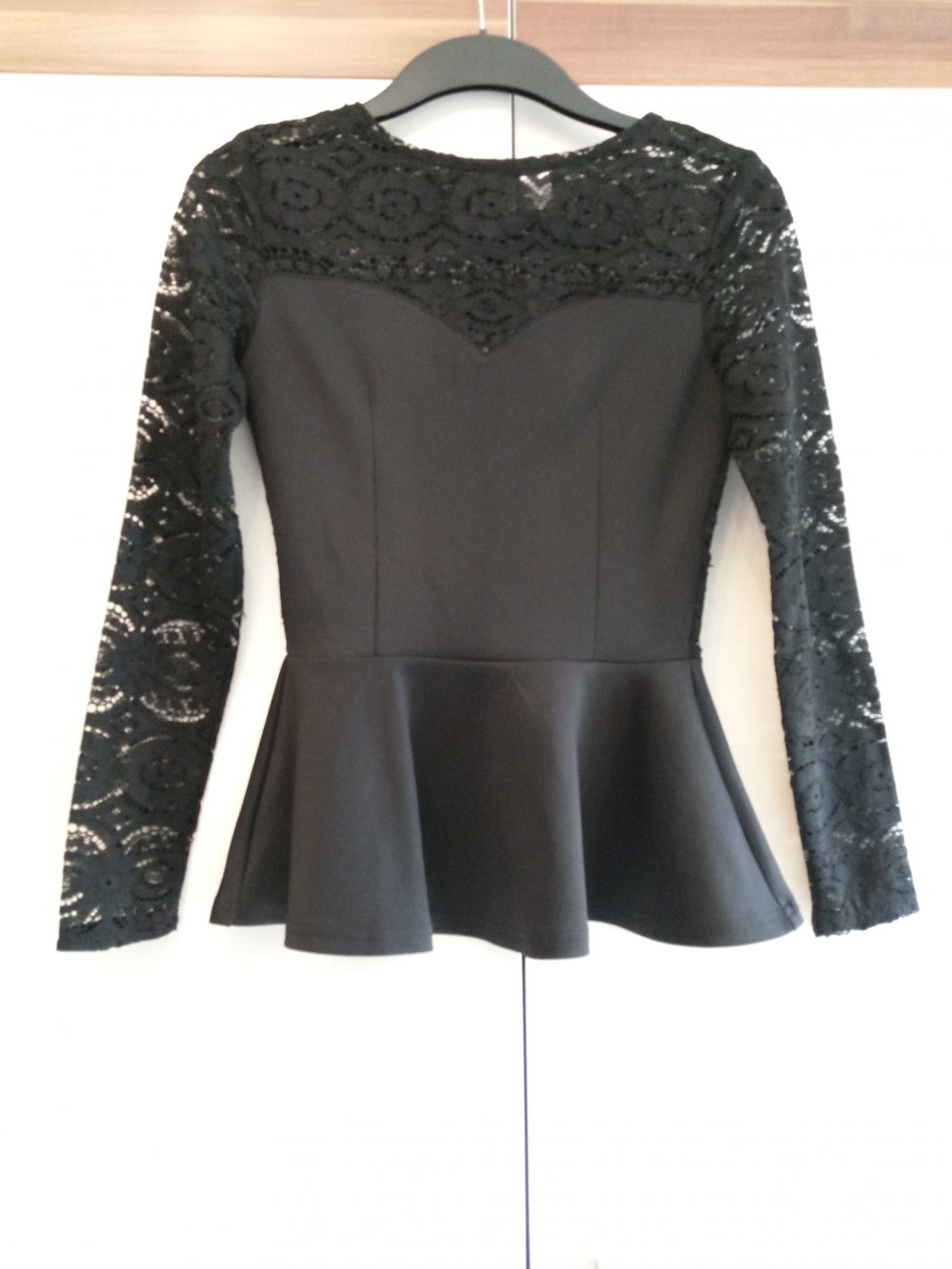 Schönes Spitzen-Peplum von H&M