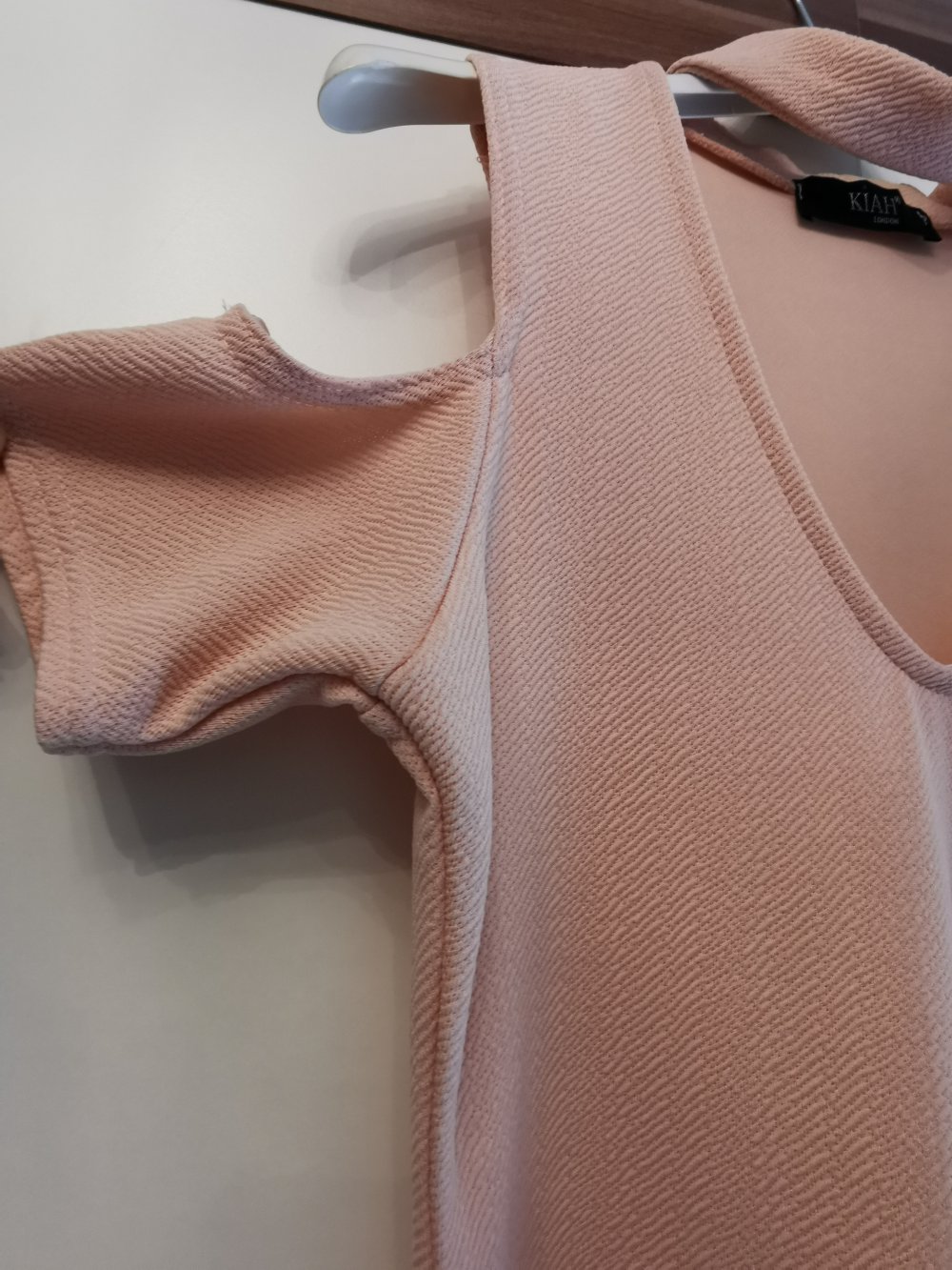 Schönes, schulterfreies Kleid in Rosa
