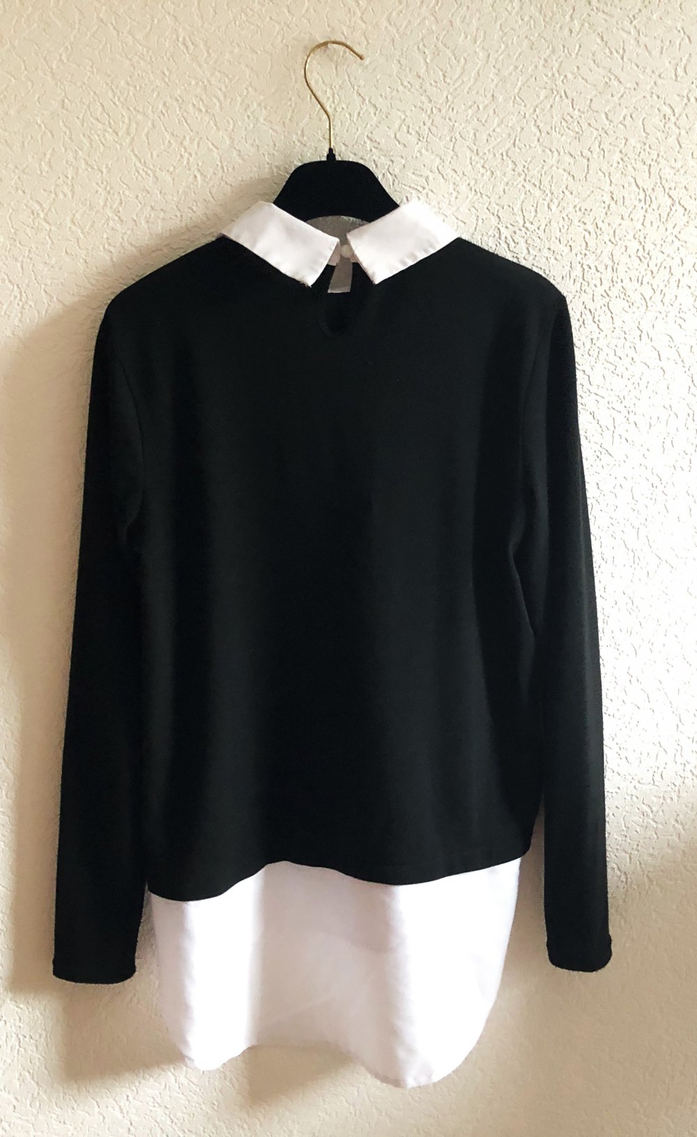 Schwarzer Pulli mit eingenähten Blusendetails