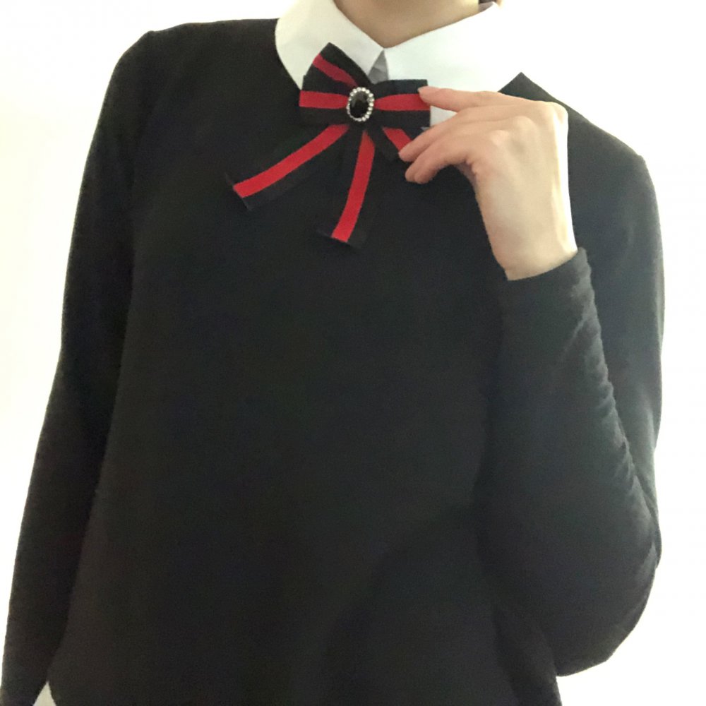 Schwarzer Pulli mit eingenähten Blusendetails