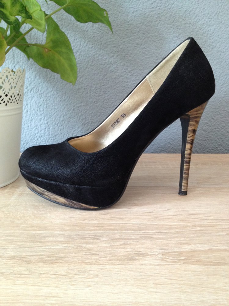 Schwarze pumps mit verziertem absatz/plateau