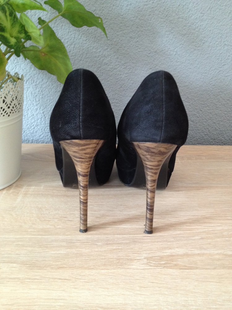 Schwarze pumps mit verziertem absatz/plateau