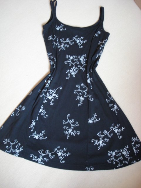 schwarzes Kleid