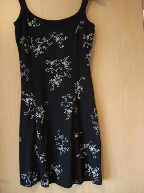 schwarzes Kleid