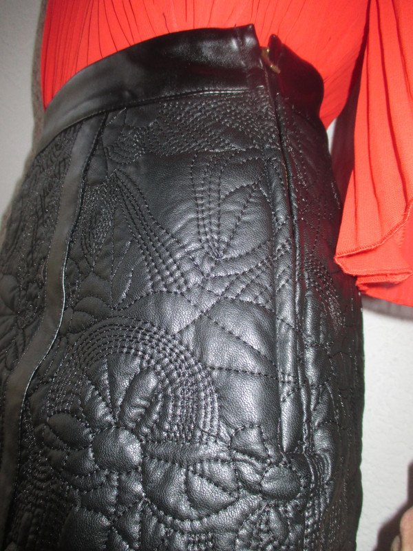 NEU mit ETIKETT * Blumen * Blüten * Flower * Prägung * Steppung * Leder- Imitat * Vegan * A-Linie * Midi * High Waist * Rock 