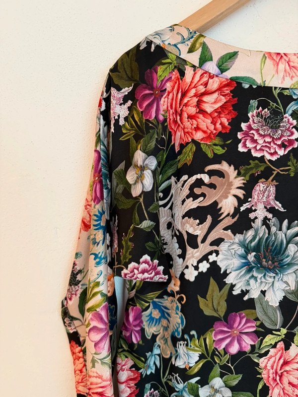 NEU * Blumen * Blüten * Romantik * Flower * Seiden- Satin * Reinschlupf * Wende * Tunika * Bluse 