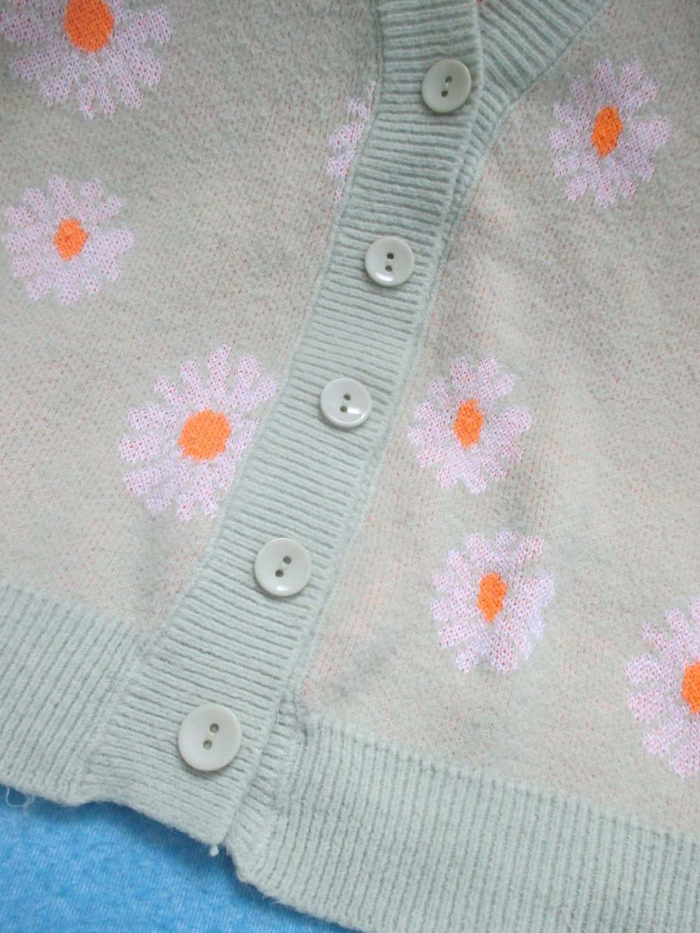 NEU * Original * Flower- Power * Margeriten * Blumen * Blüten * VINTAGE * Wie selbst gestrickt * Wolle * Cardigan * Strickjacke * Gr. 38- 40/ S- M * lind- grün * gelb * weiß *