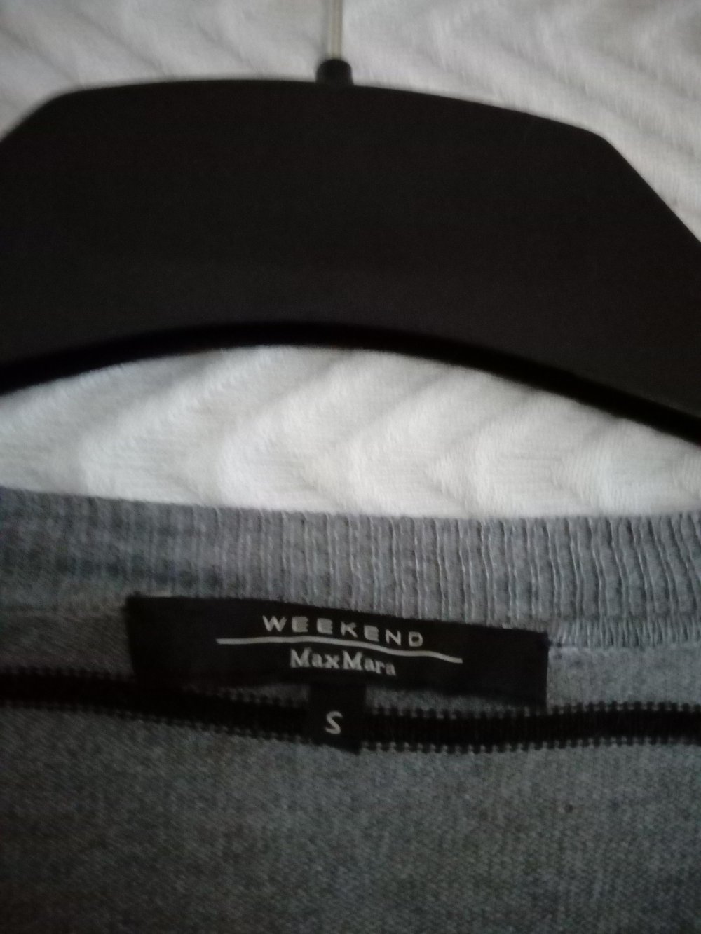 Hellgraue Strickjacke mit schwarzen Streifen von MaxMara