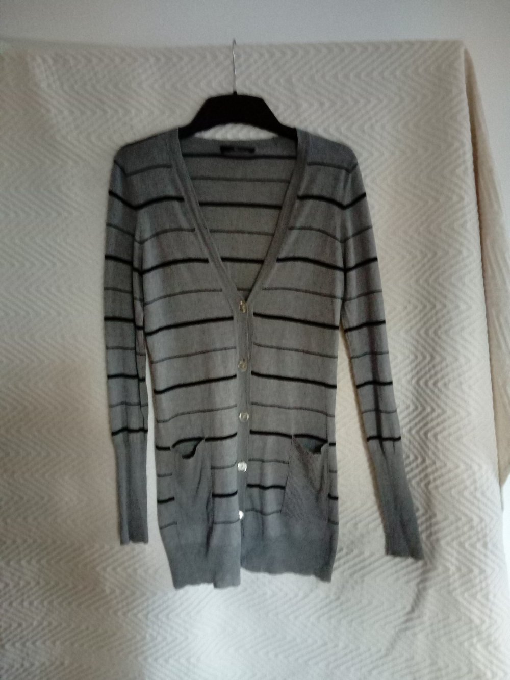 Hellgraue Strickjacke mit schwarzen Streifen von MaxMara