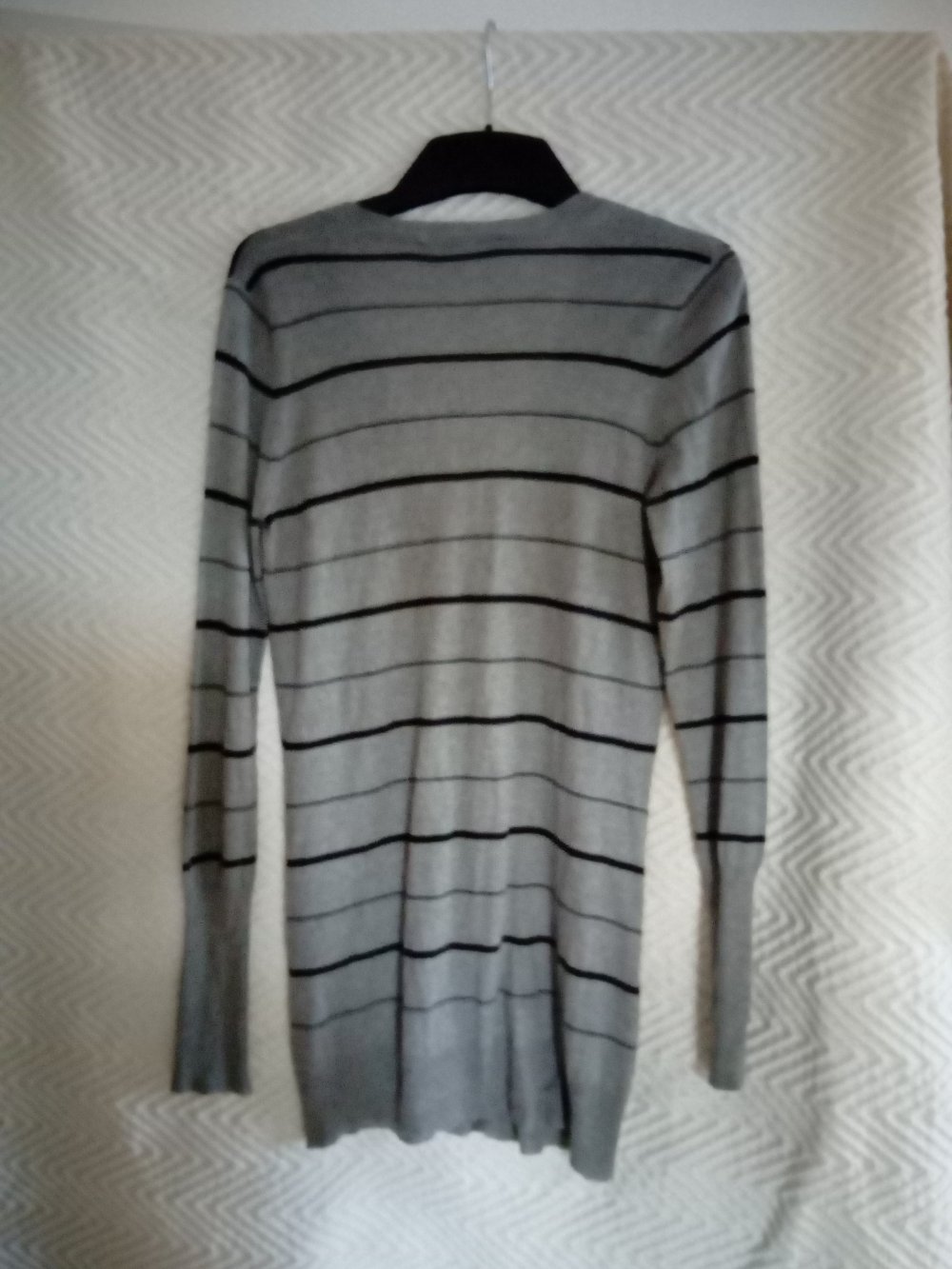 Hellgraue Strickjacke mit schwarzen Streifen von MaxMara