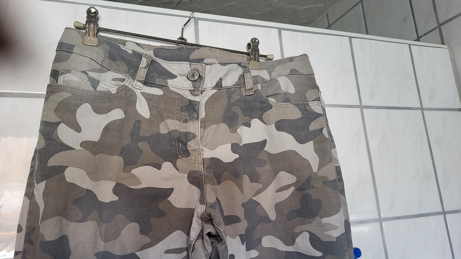 Jeans in grauem Carmouflagemuster gr. 40 stretch