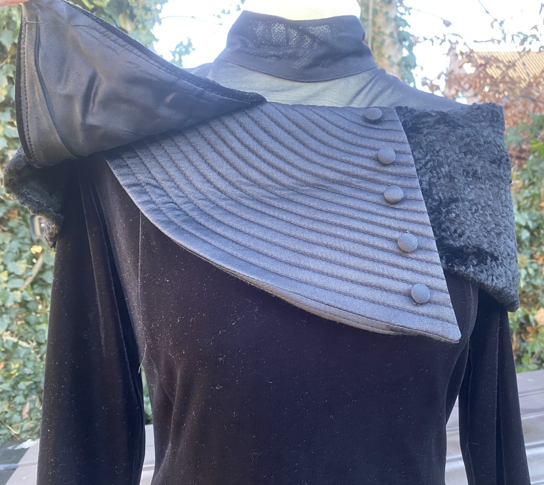 NEU Damen Kleid Samt-Abendkleid Maxi mit Kunstfell-Cape & Tüllkragen Gr.S in schwarz von ENIS 