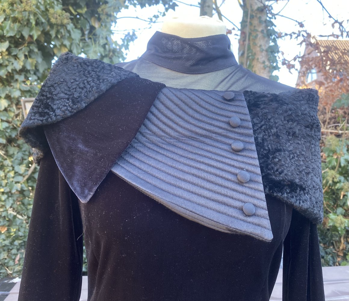 NEU Damen Kleid Samt-Abendkleid Maxi mit Kunstfell-Cape & Tüllkragen Gr.S in schwarz von ENIS 