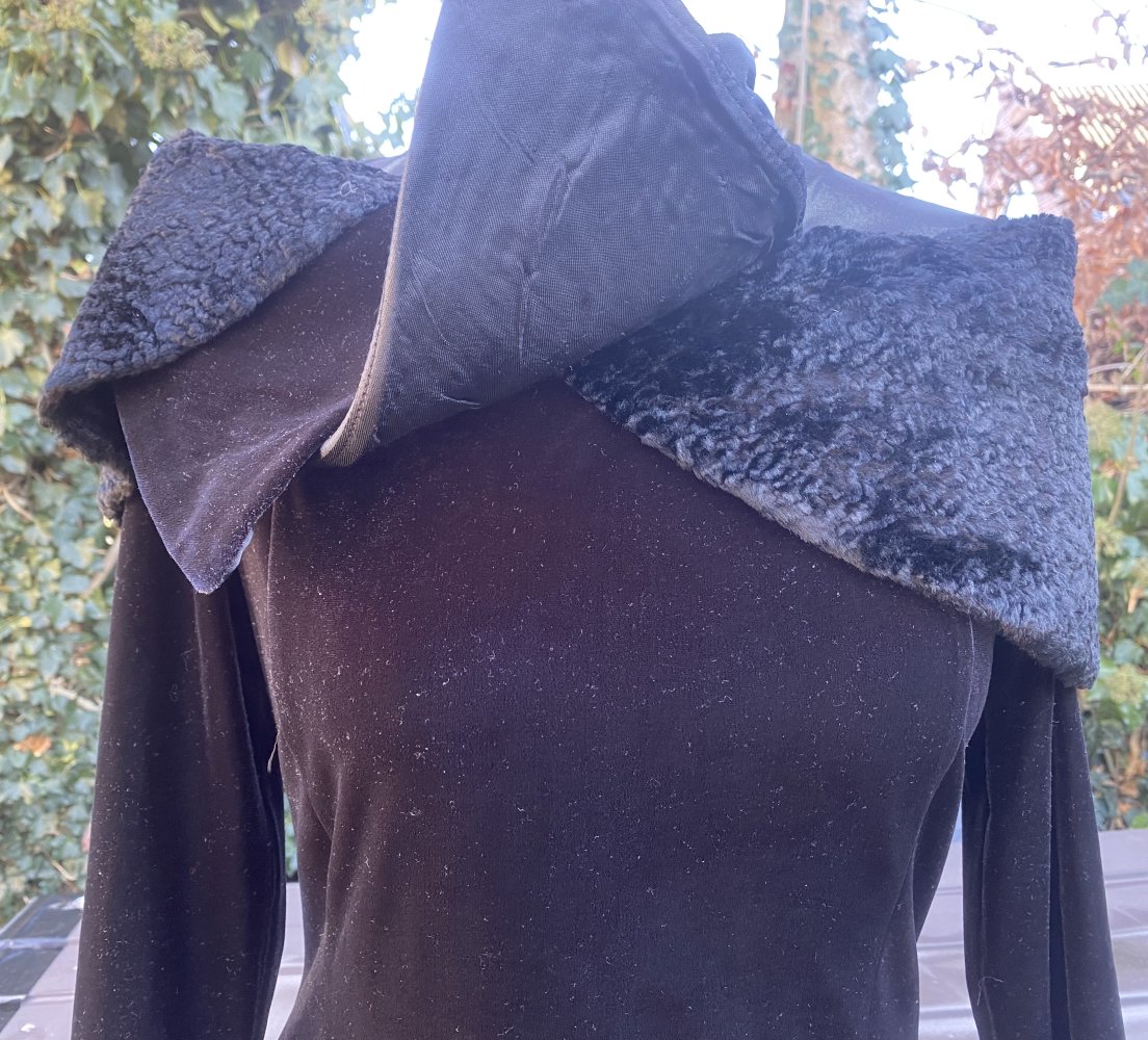 NEU Damen Kleid Samt-Abendkleid Maxi mit Kunstfell-Cape & Tüllkragen Gr.S in schwarz von ENIS 