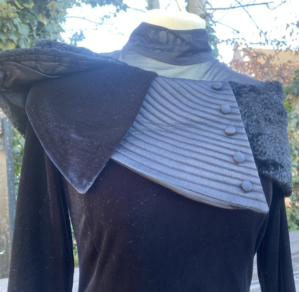 NEU Damen Kleid Samt-Abendkleid Maxi mit Kunstfell-Cape & Tüllkragen Gr.S in schwarz von ENIS 