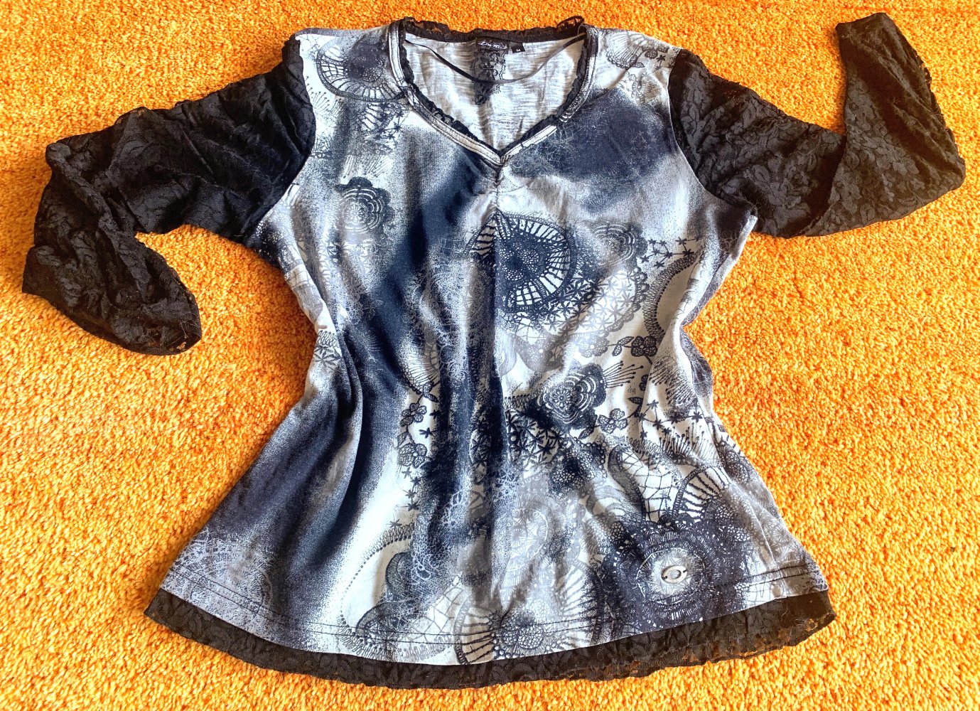 Damen Shirt Jersey mit Spitze Gr.S in geblümt-Schwarz von Lisa Tossa 