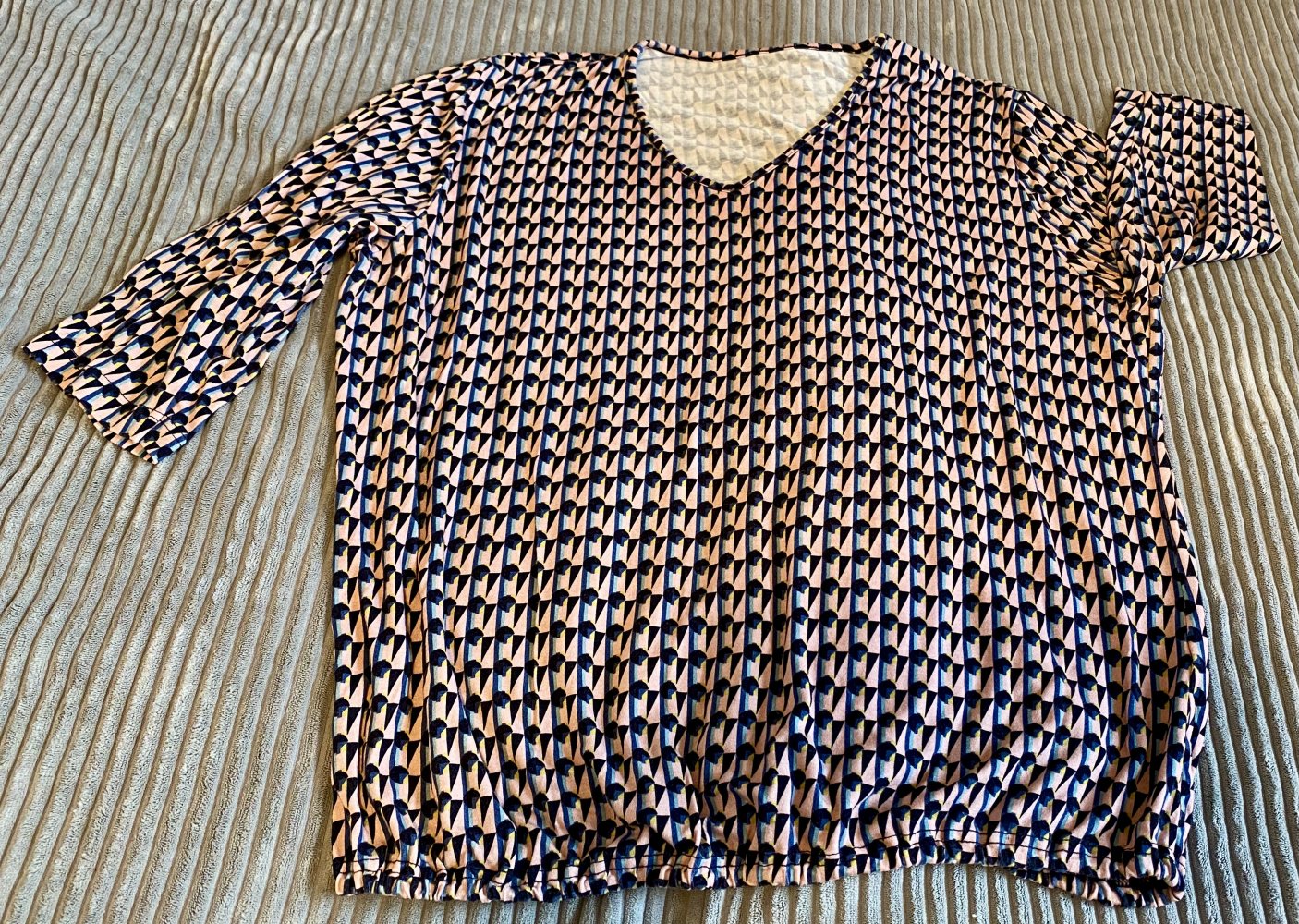 Damen Shirt Pullover Gr.XXXL mit geometrischem Muster NW