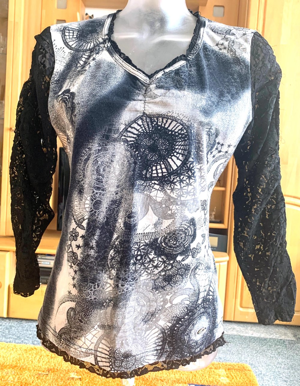 Damen Shirt Jersey mit Spitze Gr.S in geblümt-Schwarz von Lisa Tossa 