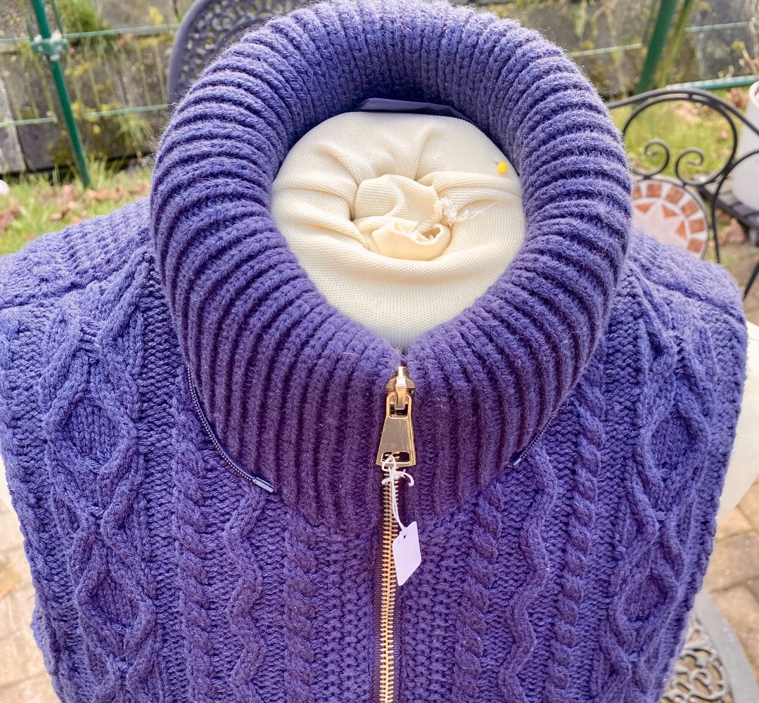 NEU Damen Weste wattiert winddicht Strick Details Gr.S in Blau