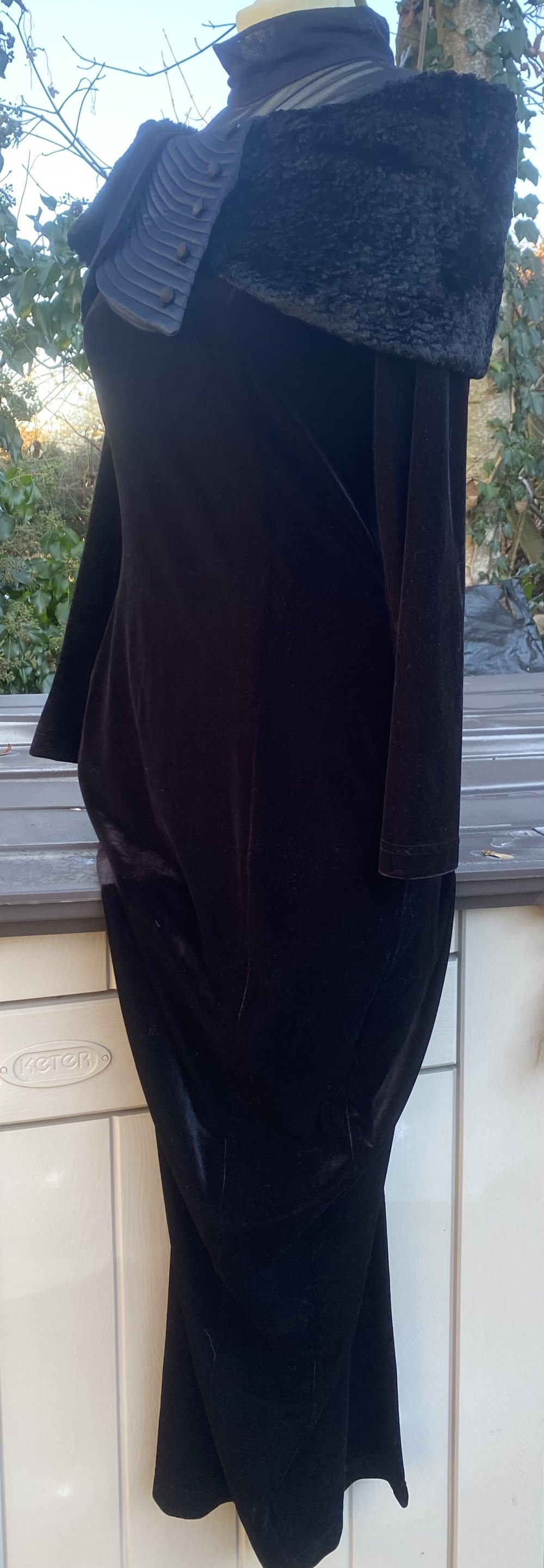 NEU Damen Kleid Samt-Abendkleid Maxi mit Kunstfell-Cape & Tüllkragen Gr.S in schwarz von ENIS 