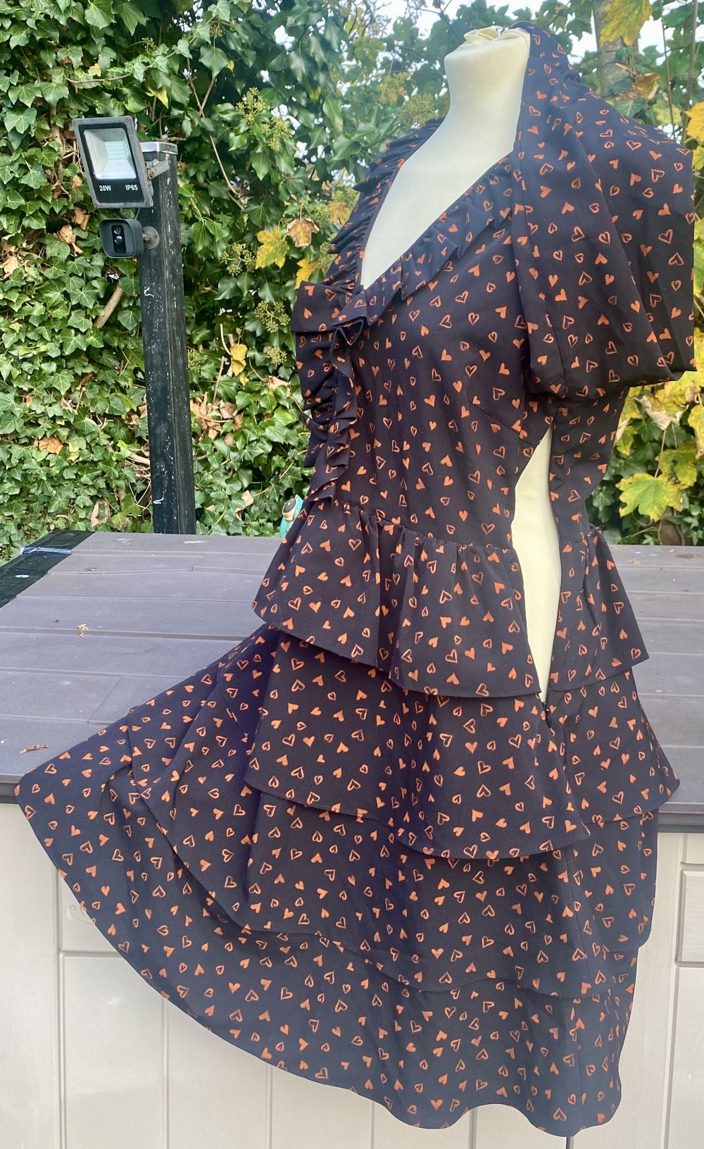 Damen Kleid Rüschen Gr.M Schwarz mit orangenen Herzchen von NIKKIE NW 