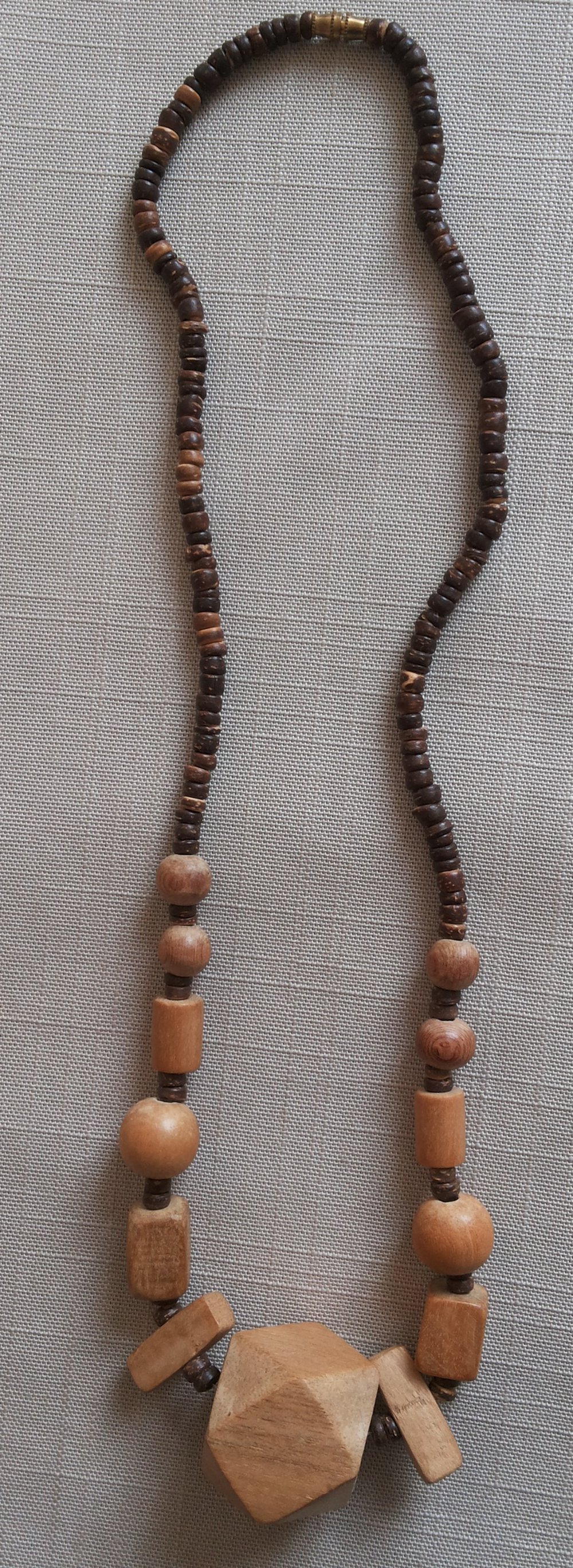 Halskette aus Holz