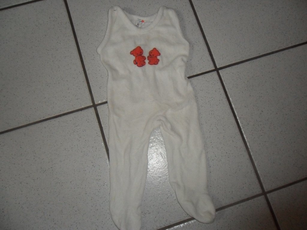 Weißer Strampler mit zwei roten Bären Gr. 68