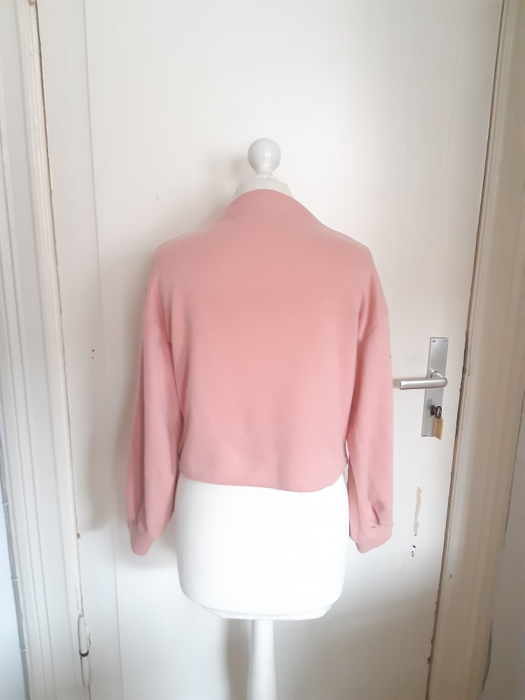 Oversized Pullover mit Stickerei auf den Ärmeln