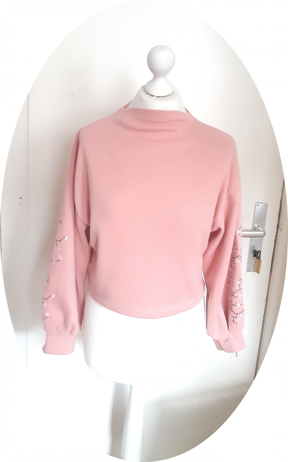 Oversized Pullover mit Stickerei auf den Ärmeln