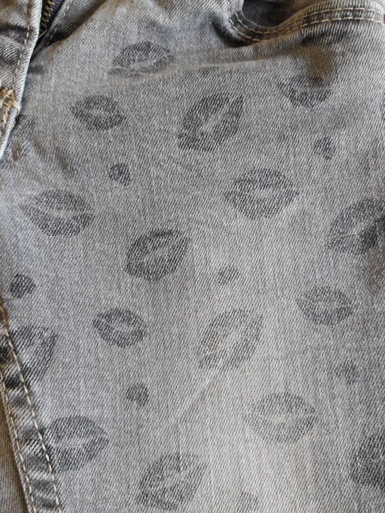 Blue Seven Jeans, grau, mit Kussmund-Druck, Gr. 104