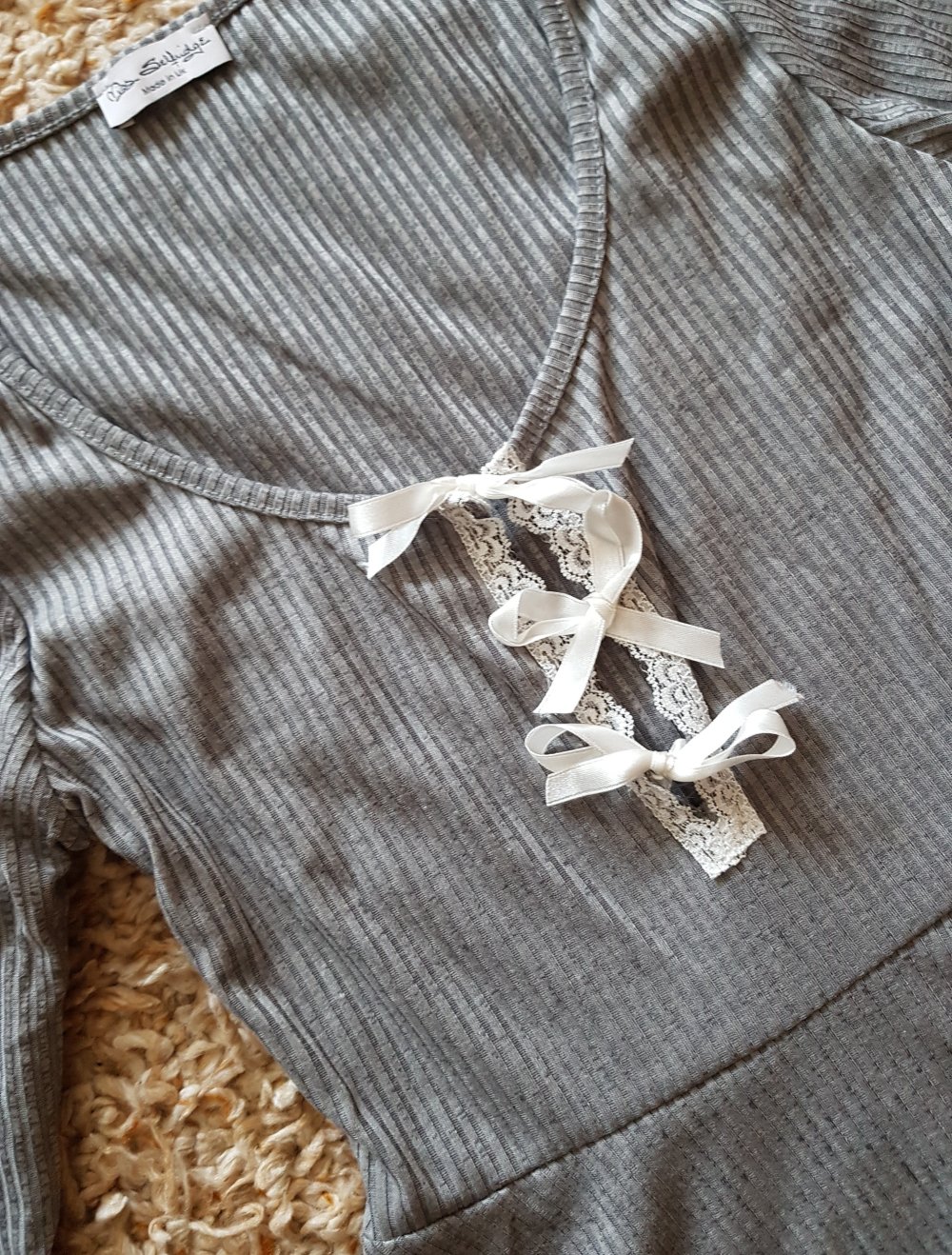 Ausgestelltes Kleid mit Spitze und Schleifen grau Gr.S