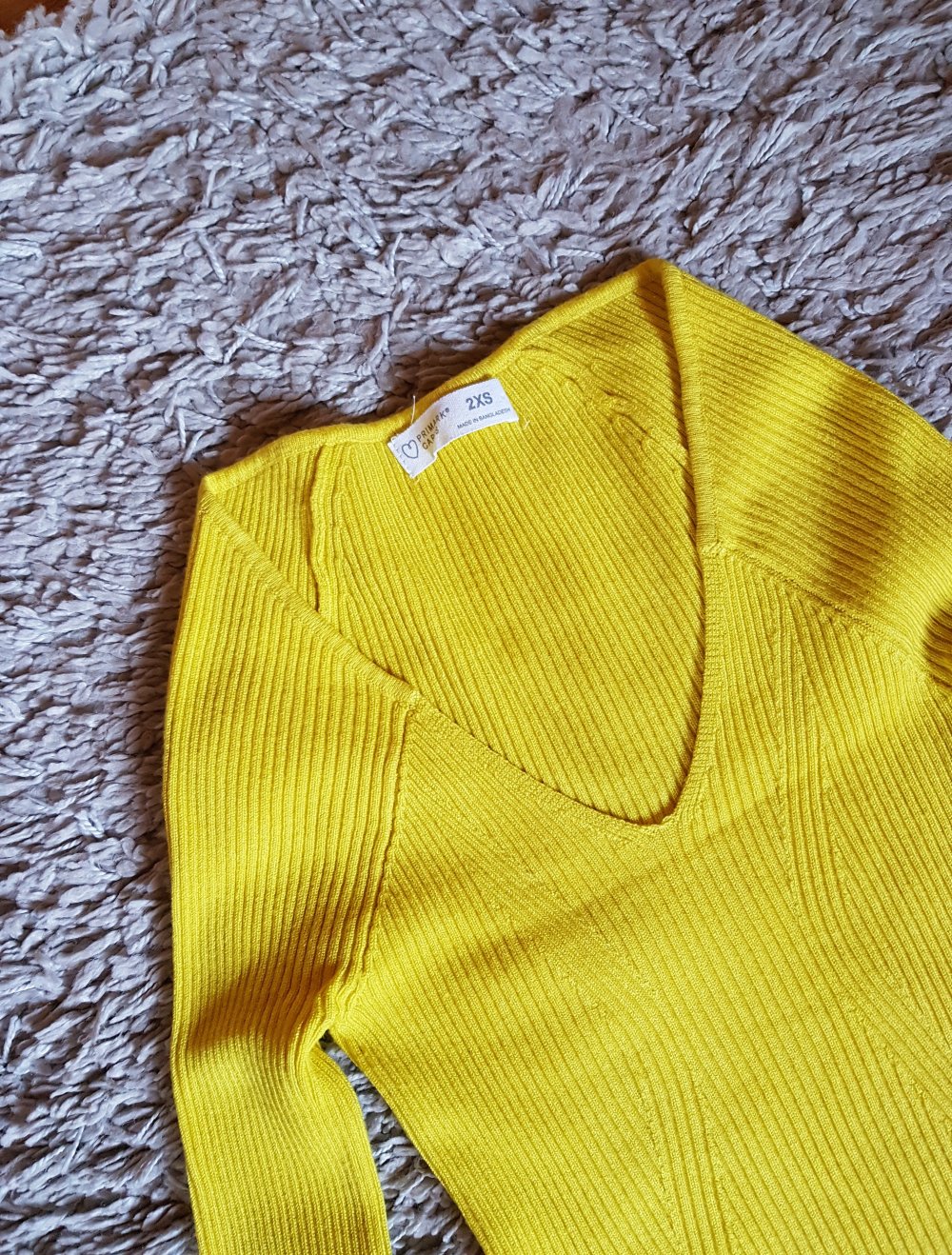 Gelber Strickpullover mit V-Ausschnitt