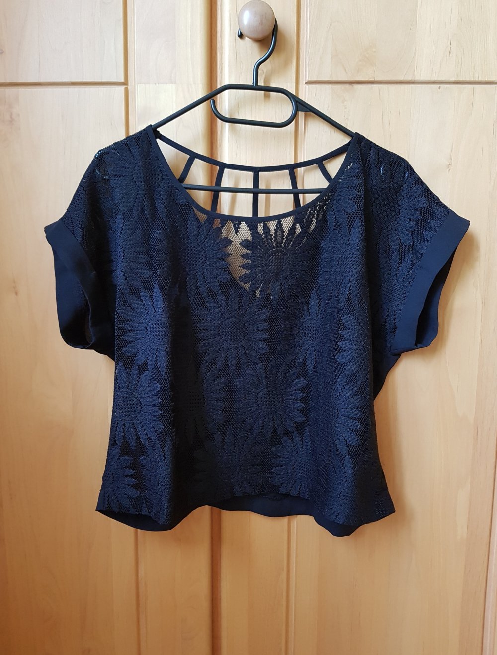 Schwarzes Cropshirt mit Spitze und Rückenausschnitt  Gr.S