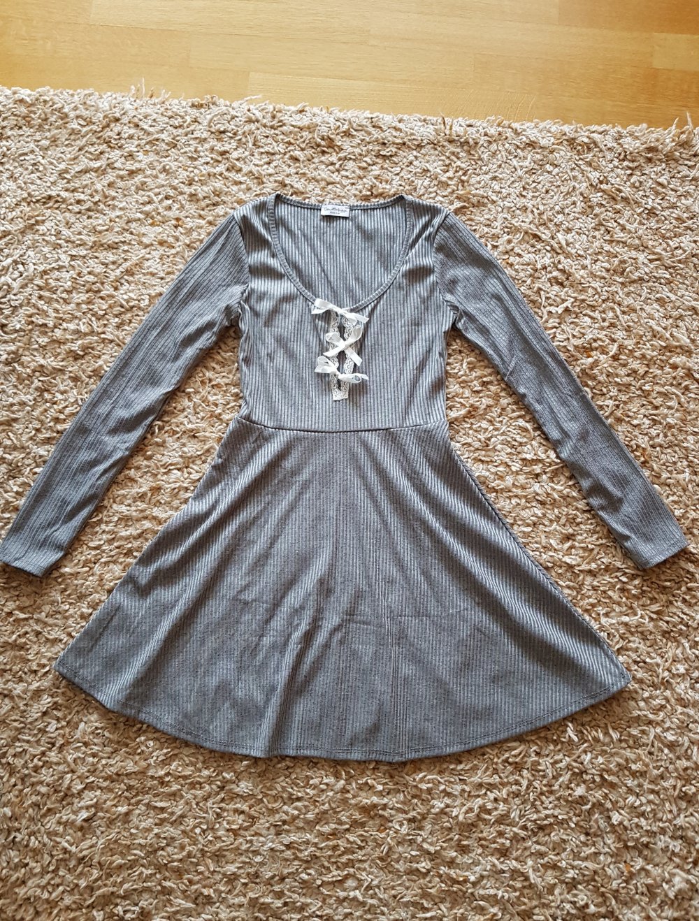 Ausgestelltes Kleid mit Spitze und Schleifen grau Gr.S