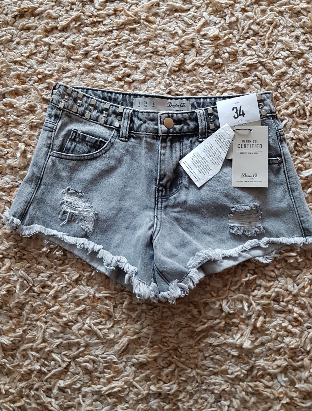 Neu! Hellgraue Jeansshorts Hotpants ausgefranst Nieten Gr.34
