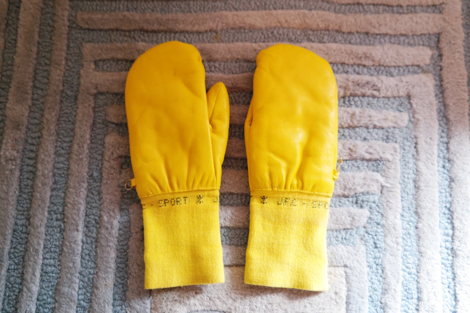 Vintage Handschuhe Fäustlinge gefüttert gelb sonnengelb 80er 90er Kitsch Ma