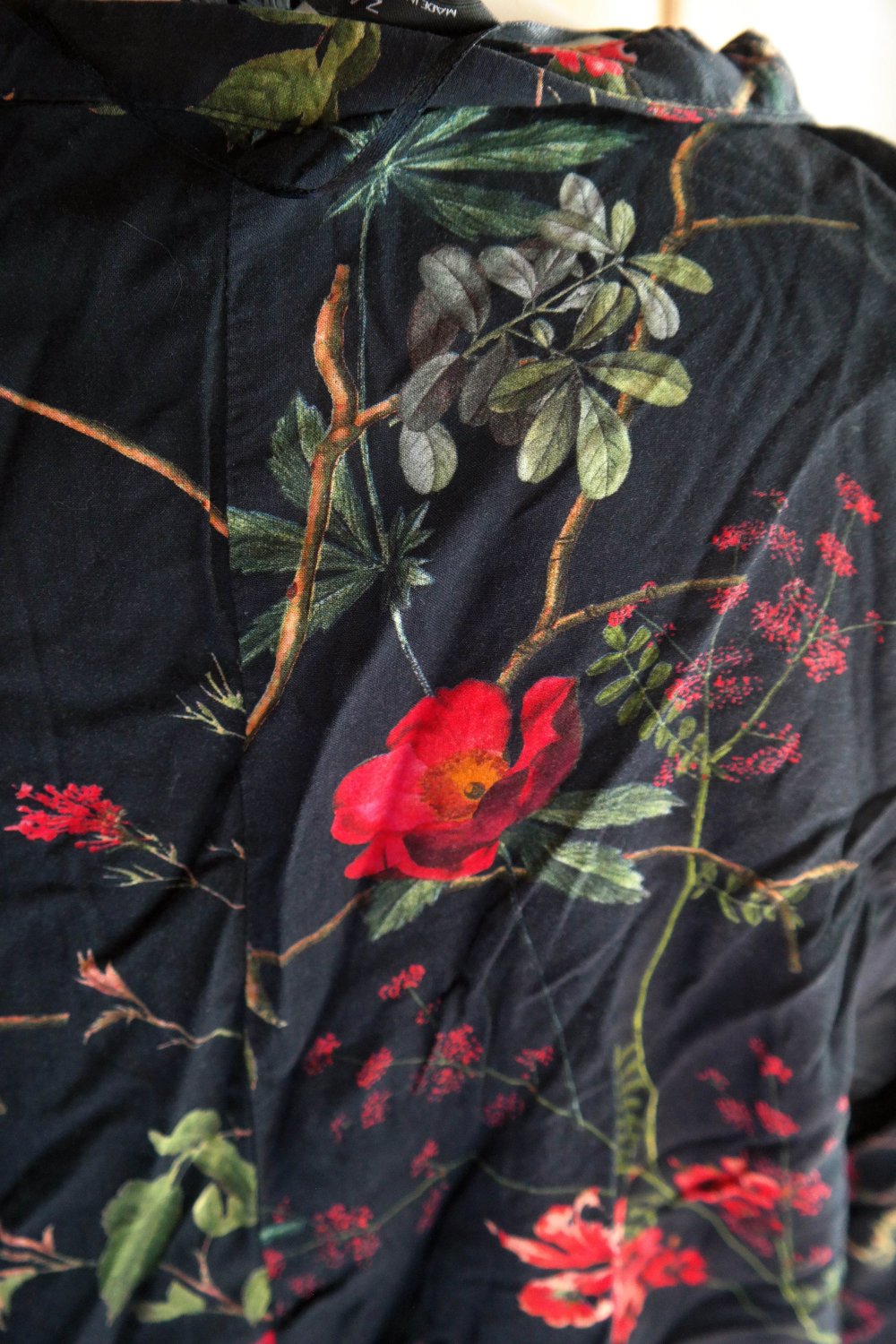 Zara Bluse schwarz bunt Blumen Wald Rose Natur Knöpfe Knopfleiste L 40
