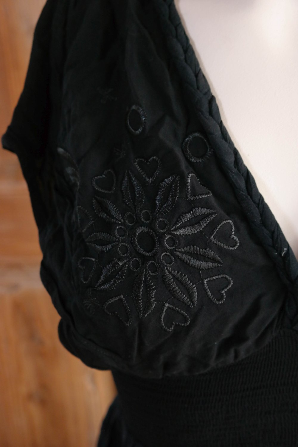 Desigual Maxikleid schwarz bunt Stickerei Blumen Hippie Ethno 36 S V-Ausschnitt