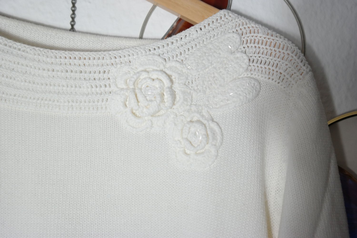 Strickpullover Applikation Blume Pullover weiß U-Boot Ausschnitt 44 XXL