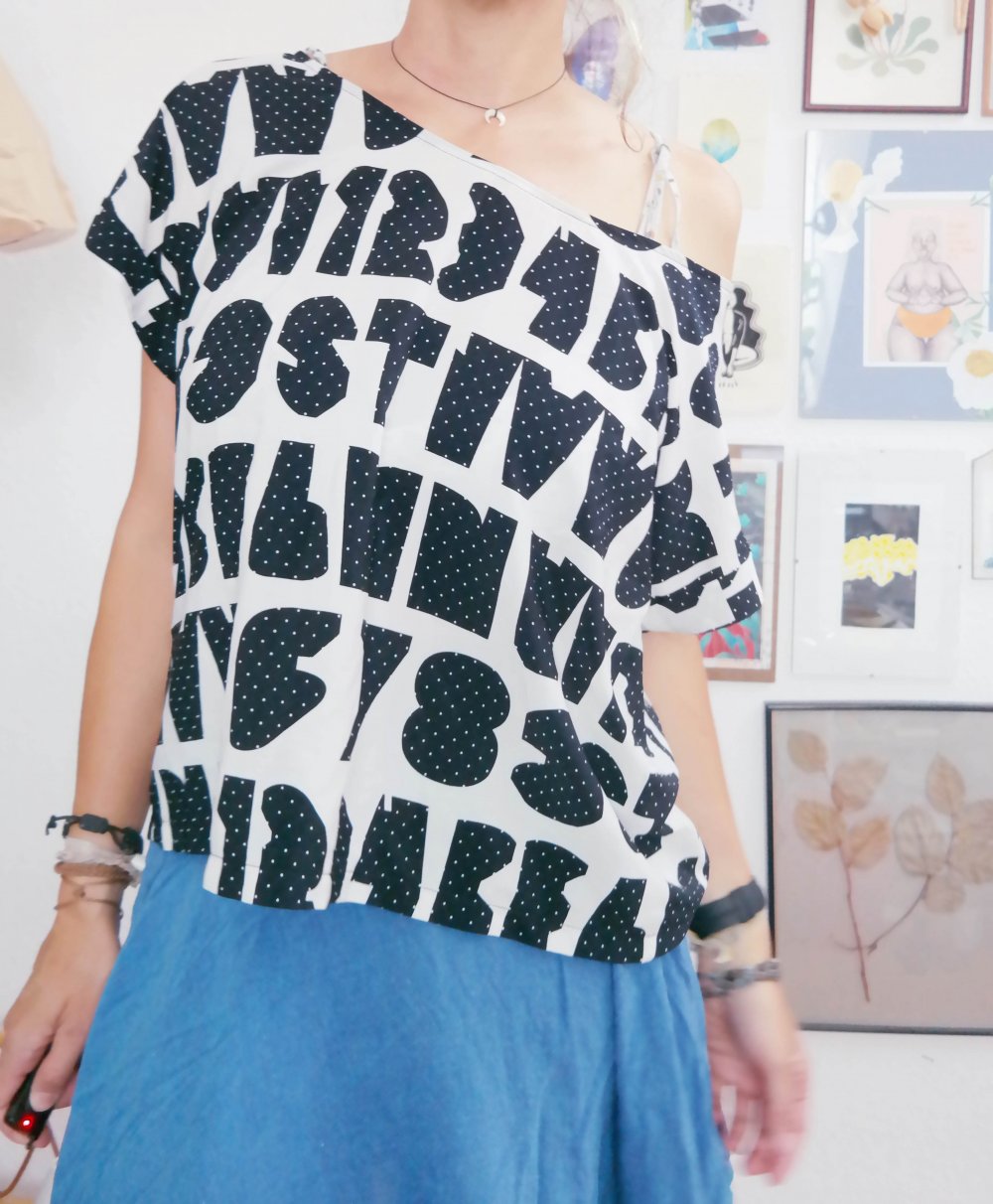 Blusenshirt Shirt oversized schwarz weiß Muster Buchstaben L XL 40 42