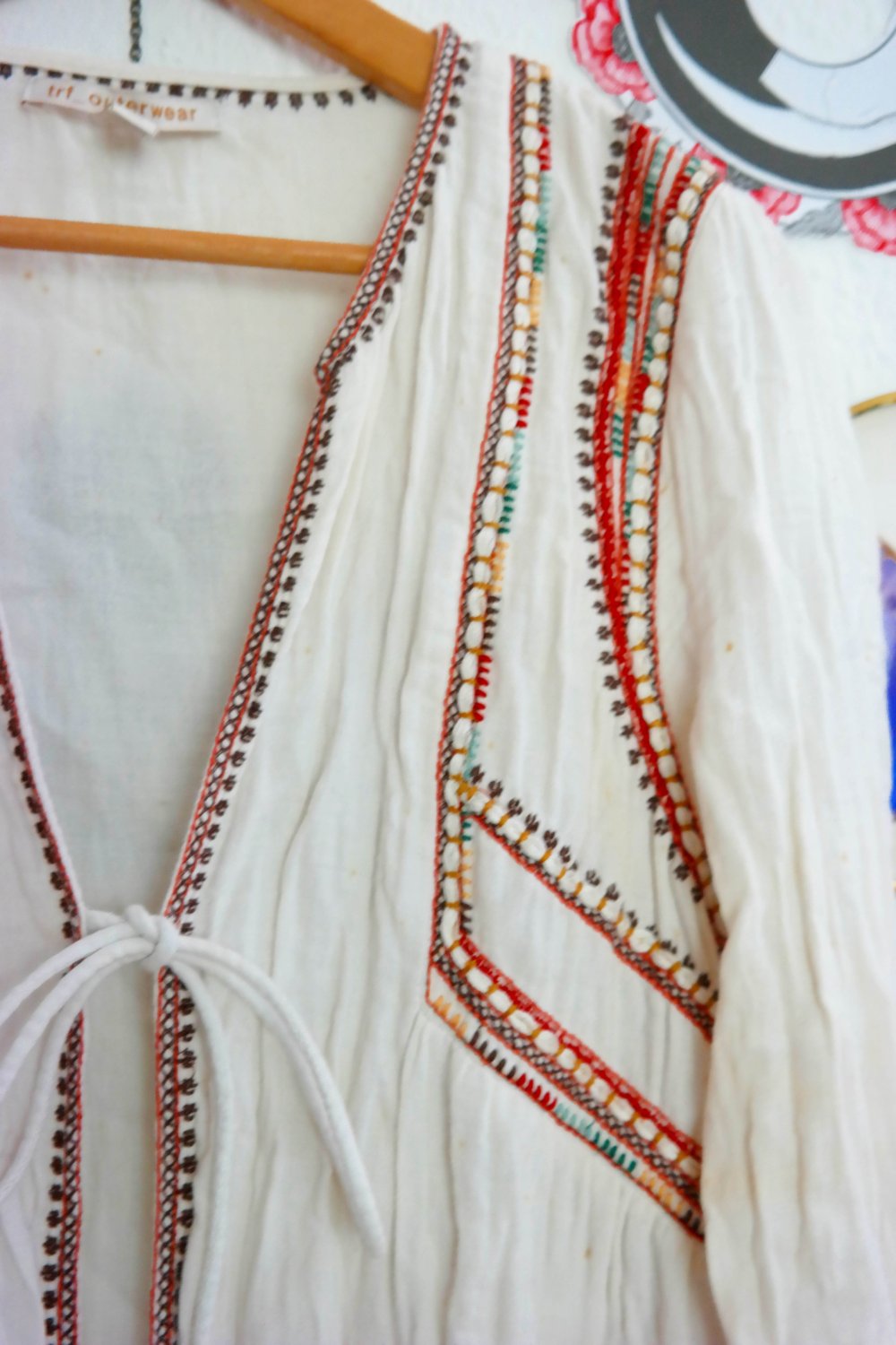 Zara Cardigan Hippie Ethno Stickerei bestickt Folklore L 40 weiß bunt